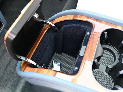 Used 2023 Bentley Bentayga AWD/4WD image 44
