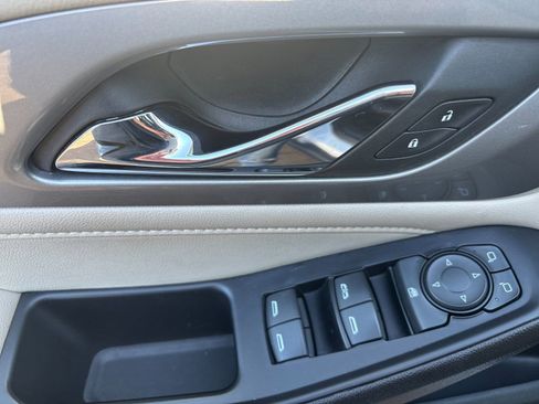 Used 2023 Chevrolet Traverse LT image 12