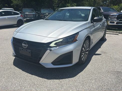 Used 2024 Nissan Altima 2.5 SV FWD image 2