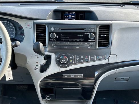 Used 2014 Toyota Sienna LE AWD/4WD image 24