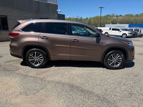 Used 2018 Toyota Highlander XLE AWD/4WD image 7