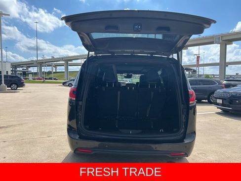 Used 2024 Chrysler Pacifica Premium FWD image 9