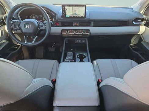Used 2025 Honda Pilot Touring image 16