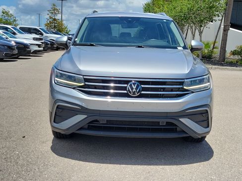 Used 2024 Volkswagen Tiguan SE FWD image 2