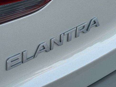 Used 2017 Hyundai Elantra SE FWD image 5