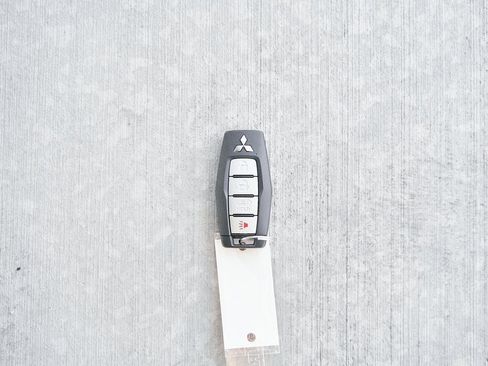 Used 2025 Mitsubishi Outlander SE image 55