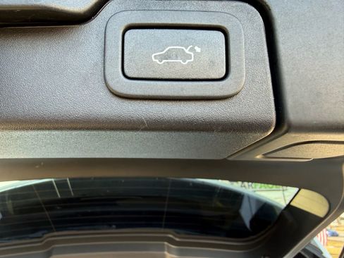 Used 2019 Land Rover Range Rover Evoque SE Premium image 14