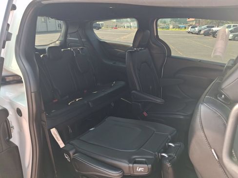 Certified 2025 Chrysler Pacifica Select AWD/4WD image 22