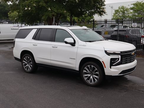 Used 2025 Chevrolet Tahoe High Country AWD/4WD image 2
