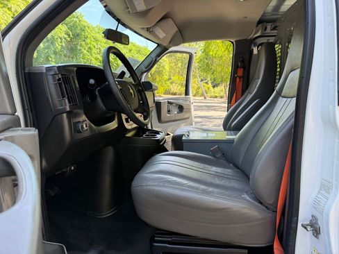 Used 2015 Chevrolet Express 2500 image 11