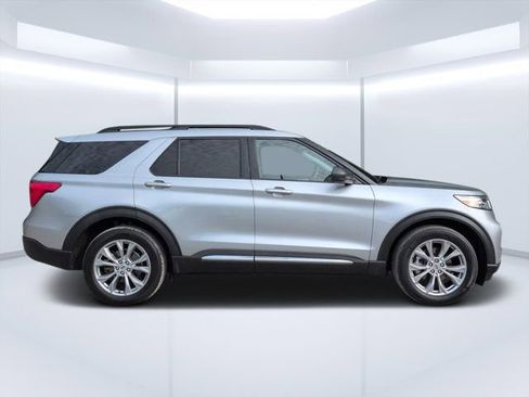 Used 2023 Ford Explorer XLT w/ Equipment Group 202A AWD/4WD image 2
