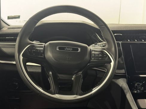 Used 2025 Jeep Grand Cherokee Altitude AWD/4WD image 4