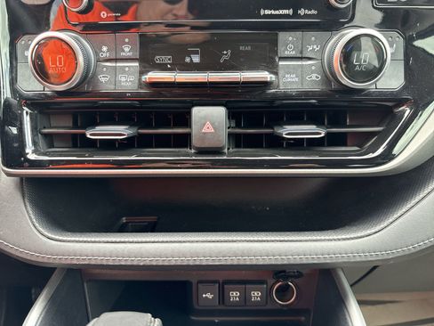 Certified 2021 Toyota Highlander XLE FWD image 17