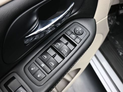 Used 2014 Chrysler Town & Country Touring-L FWD image 19