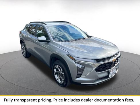 Used 2025 Chevrolet Trax LT w/ LT Convenience Package FWD image 1