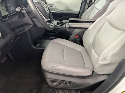 Used 2025 Toyota Sienna XLE image 13