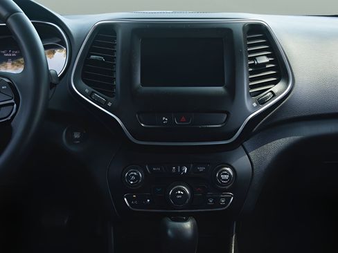 Used 2019 Jeep Cherokee Latitude Plus image 15