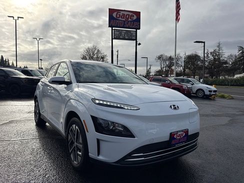 Used 2023 Hyundai Kona SE w/ Cargo Package image 12
