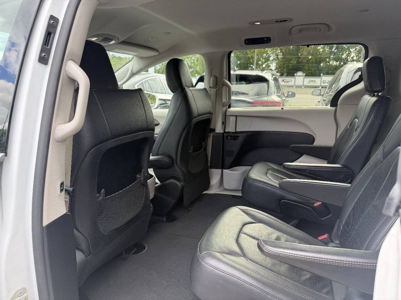 Used 2018 Chrysler Pacifica Touring-L FWD image 9