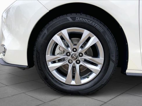 Used 2021 Toyota Sienna Limited image 10