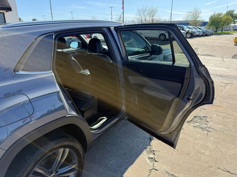 Used 2021 Volkswagen Atlas Cross Sport SE w/ Panoramic Sunroof Package image 23