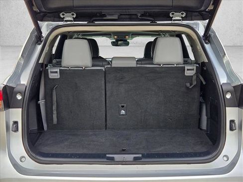 Used 2021 Toyota Highlander XLE FWD image 18