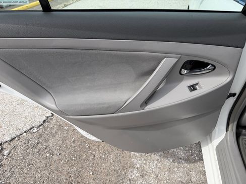 Used 2010 Toyota Camry LE image 15