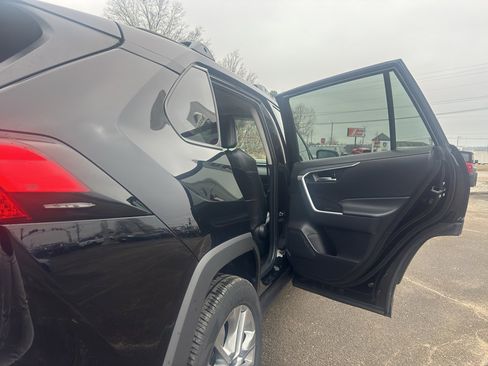 Used 2023 Toyota RAV4 XLE Premium image 19