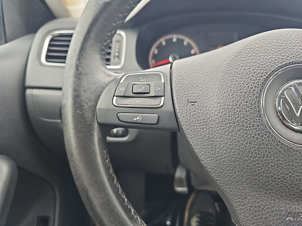 Used 2011 Volkswagen Jetta SE FWD image 17