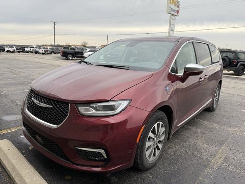 Used 2022 Chrysler Pacifica Limited image 7