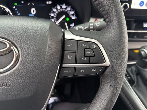 Used 2025 Toyota Sienna XLE image 29