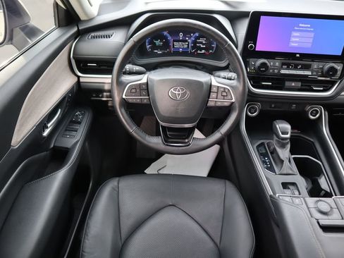Used 2024 Toyota Grand Highlander Limited image 10