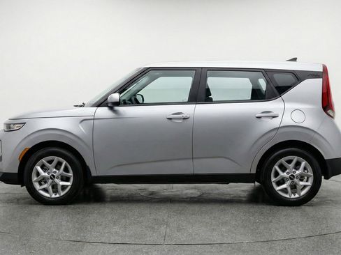 Used 2025 Kia Soul LX w/ LX Technology Package image 3
