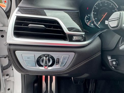 Used 2019 BMW 750i w/ Executive Package image 29