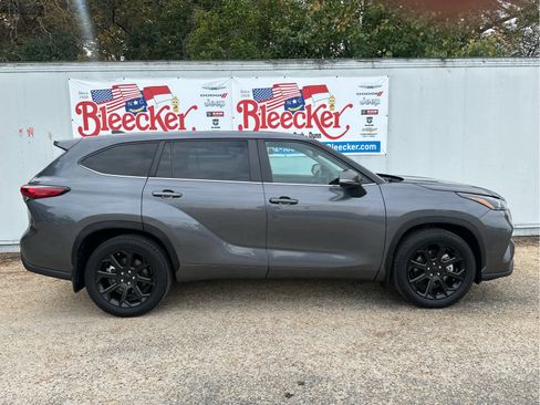 Used 2023 Toyota Highlander LE image 2