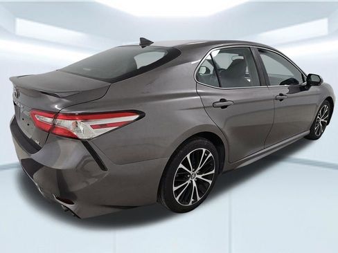 Used 2020 Toyota Camry SE w/ Convenience Package image 2