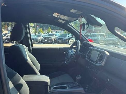 Used 2022 Toyota Tacoma TRD Sport w/ Technology Package AWD/4WD image 8