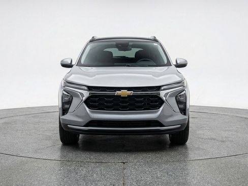 Used 2025 Chevrolet Trax LT w/ LT Convenience Package FWD image 2