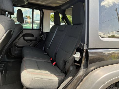Used 2025 Jeep Wrangler Unlimited Rubicon AWD/4WD image 20