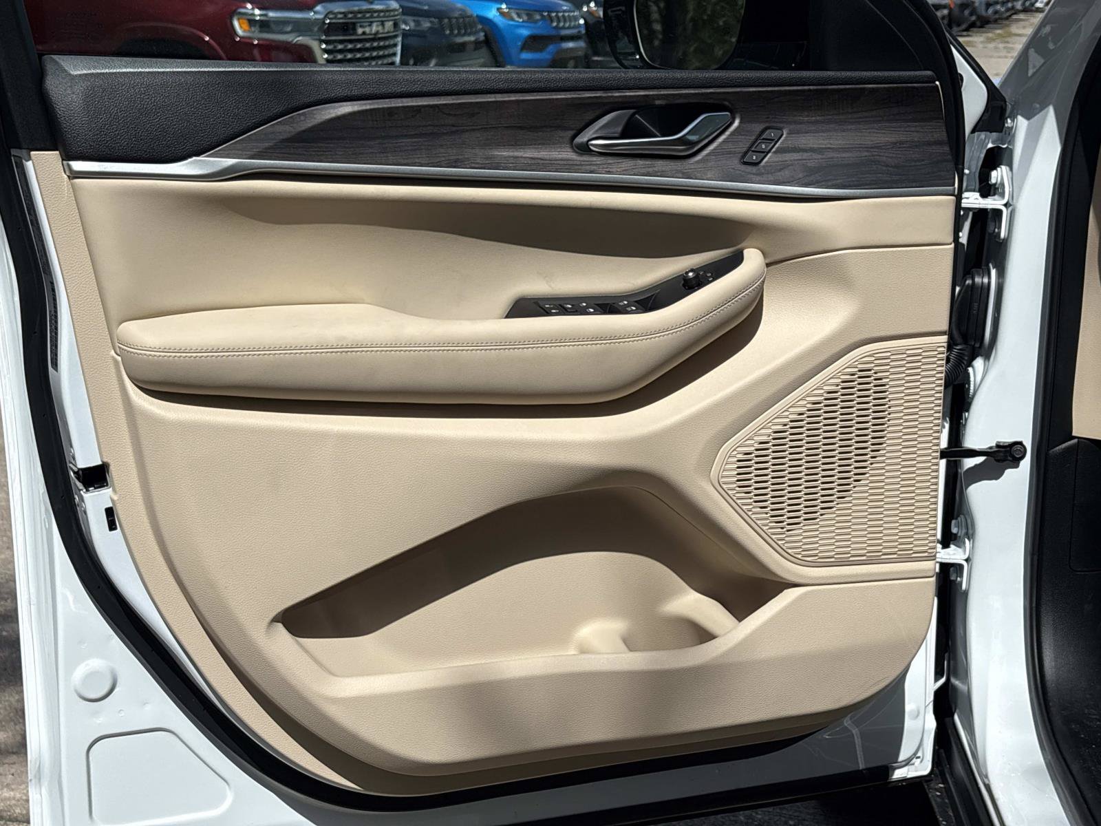 New 2027 Jeep Grand Cherokee Limited RWD image 16