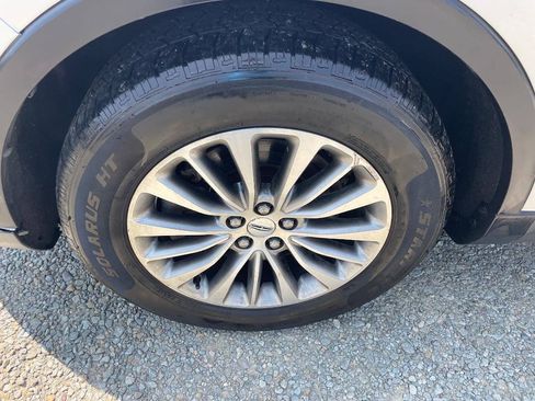 Used 2017 Lincoln MKX Select w/ Select Plus Package AWD/4WD image 28