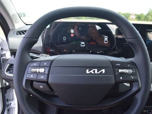 New 2025 Kia K4 EX image 24