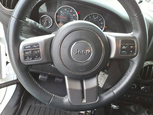 Used 2018 Jeep Wrangler Unlimited Sahara AWD/4WD image 17
