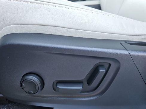 Used 2025 Volvo XC40 B5 Ultra w/ Protection Package Premier image 27