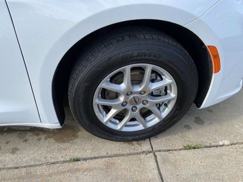 Used 2023 Chrysler Pacifica Touring-L FWD image 32