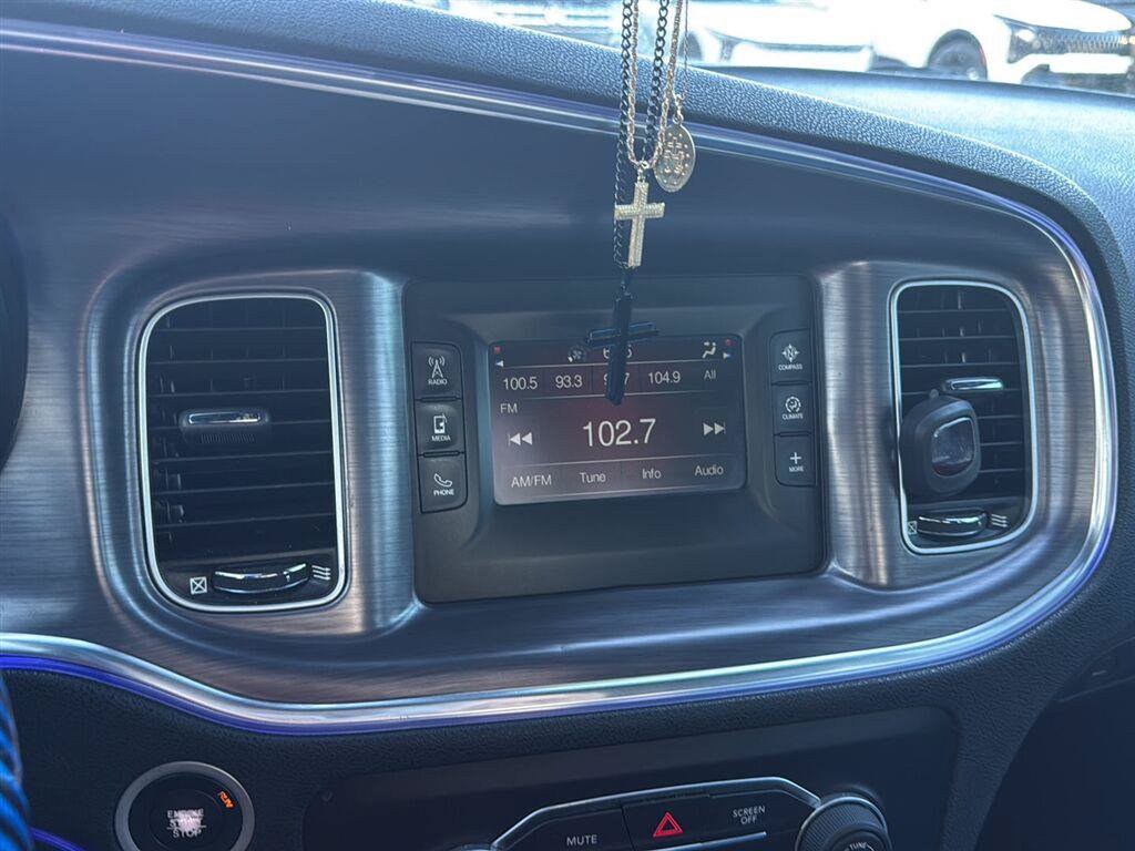 Used 2017 Dodge Charger SE RWD image 5