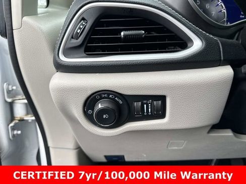 Used 2022 Chrysler Pacifica Touring-L AWD/4WD image 29