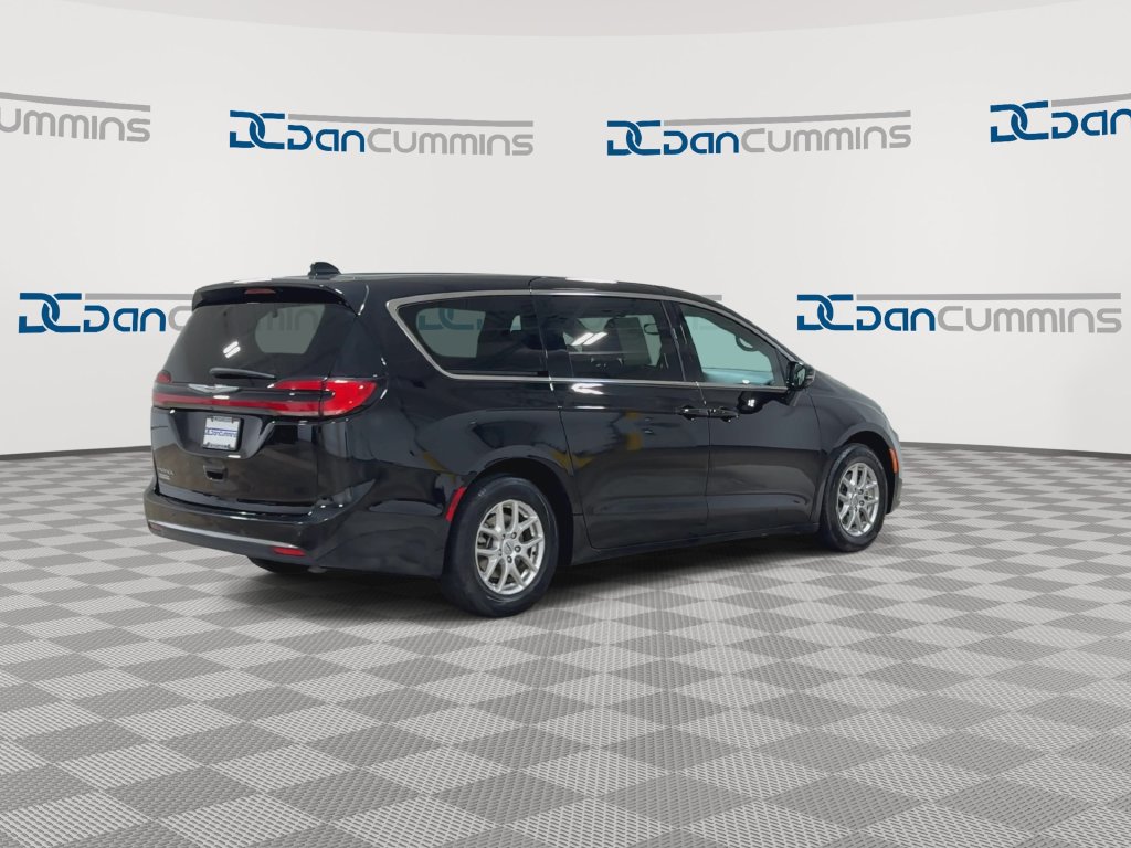 Used 2025 Chrysler Pacifica Select FWD image 8