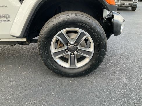 Used 2020 Jeep Wrangler Unlimited Sahara image 9