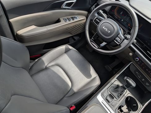 Certified 2026 Kia Carnival FWD image 9